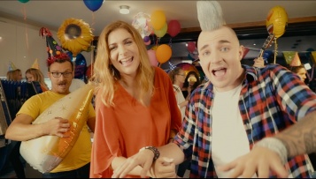 Manca Špik v duetu s Poskočnimi, z novim singlom "PRIJATELJ" in najbolj vročim glasbenim videom na Youtube!