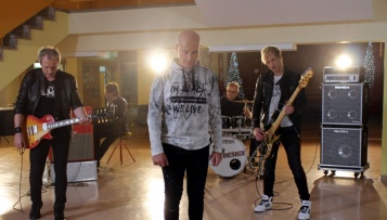 V novem videospotu 'Ne joči (da srce ne poči)' nastopila oba sinova pevca Mirana Rudana