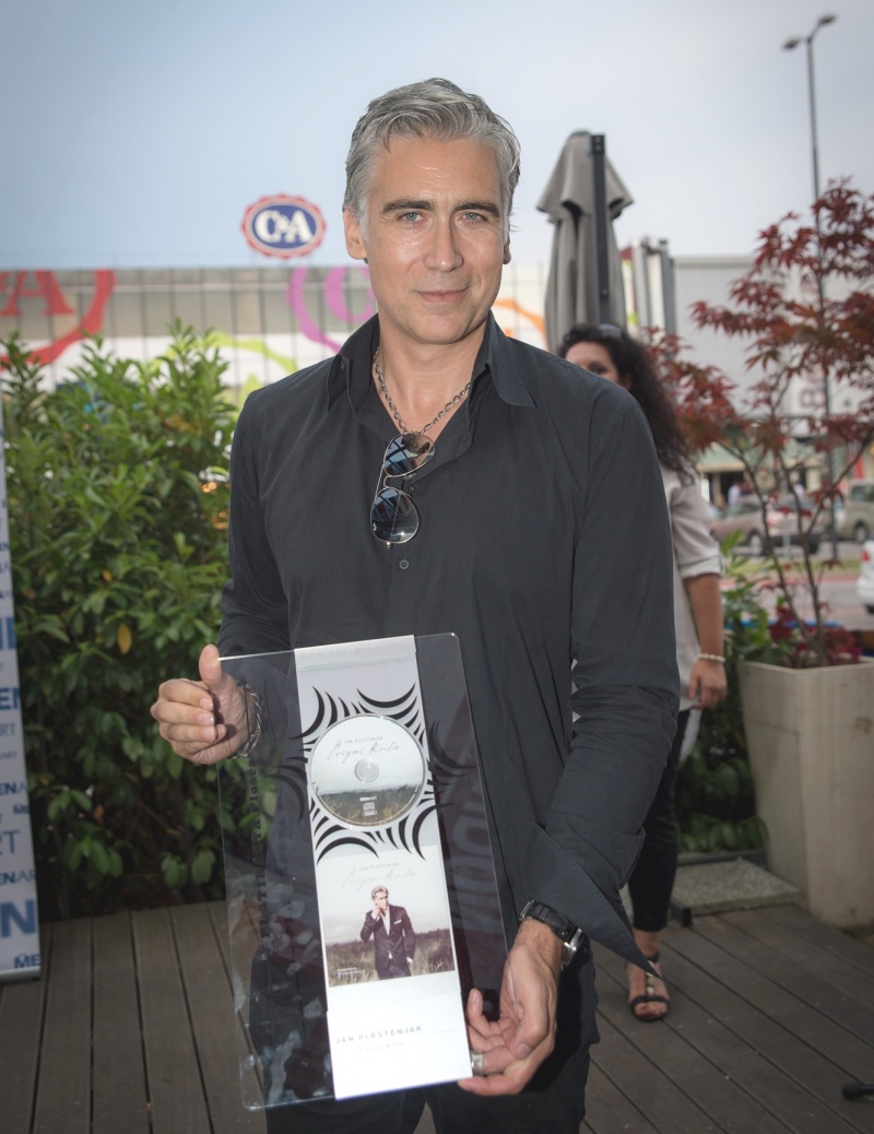 Jan Plestenjak prejel platinasto nagrado za naklado albuma 'Dvigni krila' na sinočnji podelitvi glasbenih nagrad