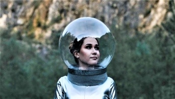 Samantha Maya v skafandru v videospotu za novo pesem 'Na drugi strani'